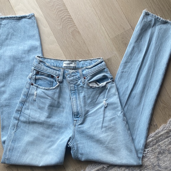 Abercrombie the 90’s Straight Ultra High Rise - Picture 3 of 6